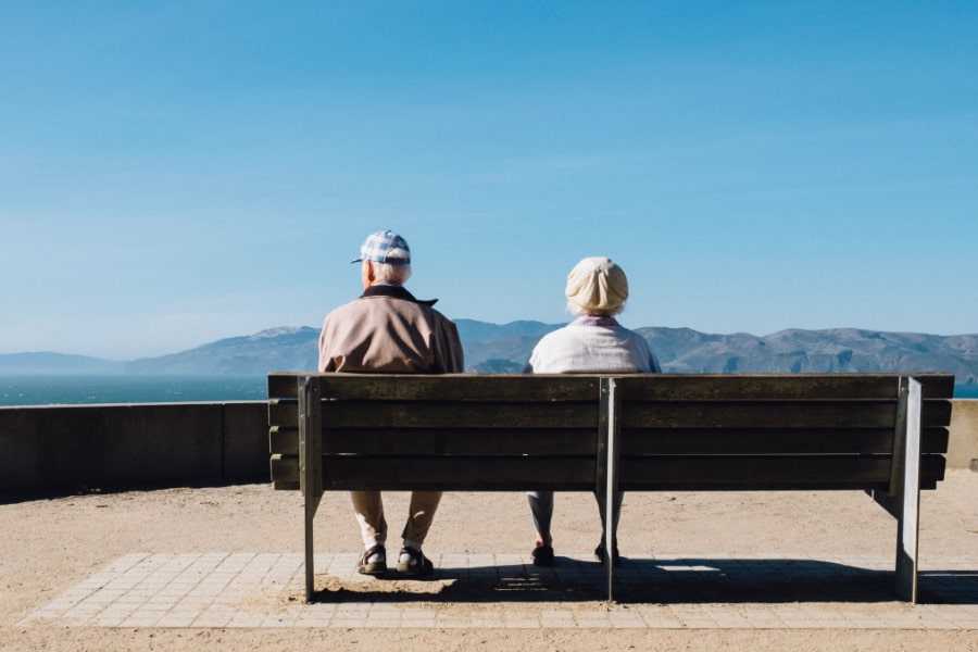 Ett äldre par som tittar på en fin utsikt